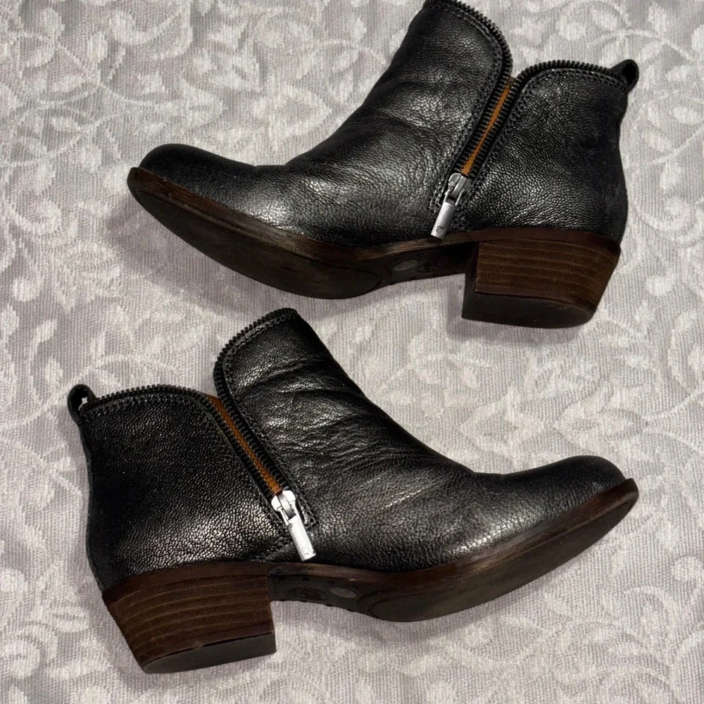 Lucky Brand Basel Metallic Pewter Silver Leather Ankle Booties Side Zip 7M 37 - Picture 1 of 11